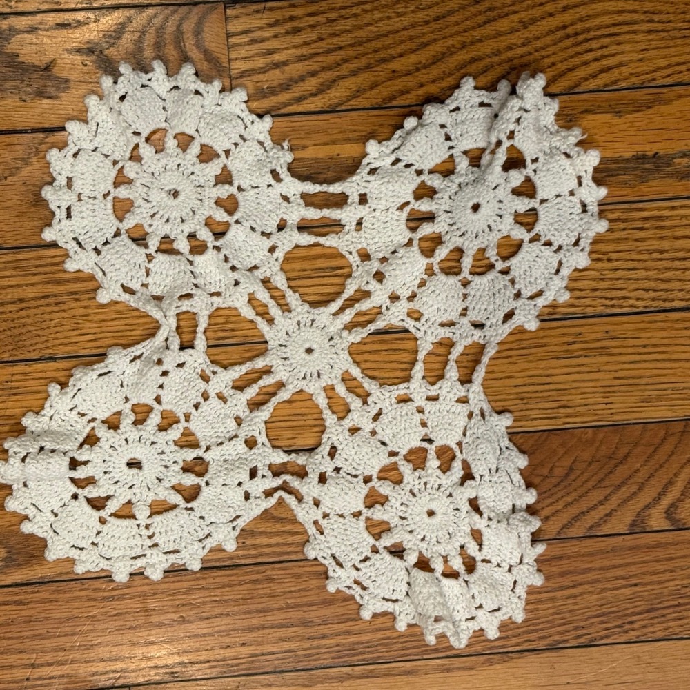 1.a.0.0.0.8.f Vtg Handmade Crochet Doily 4 Floral Medallions White Cotton 14.75"